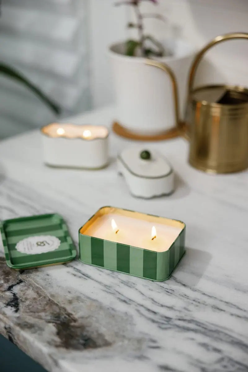 Candela in scatola di latta Wild Lemongrass - Cedro, Verbena Selvatica e Sandalo