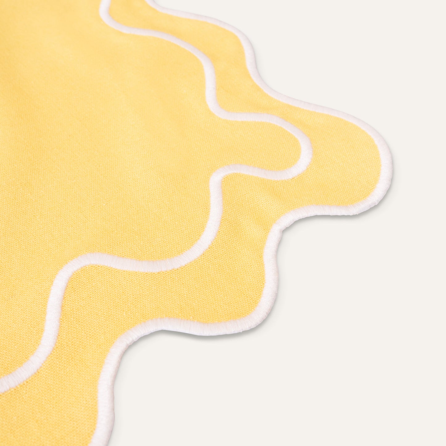 Set 2 Tovagliette in stoffa Giallo con ricamo Bianco - "Wavy" Giallo