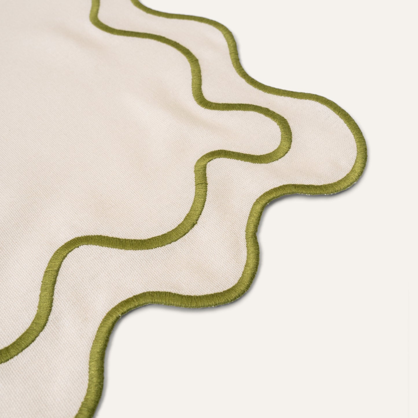 Set 2 Tovagliette in stoffa Beige con ricamo Verde - "Wavy" Beige