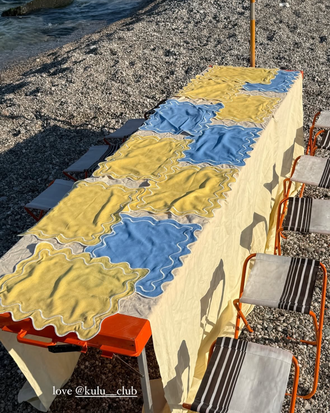 Set 2 Tovagliette in stoffa Azzurro con ricamo Bianco - "Wavy" Blue