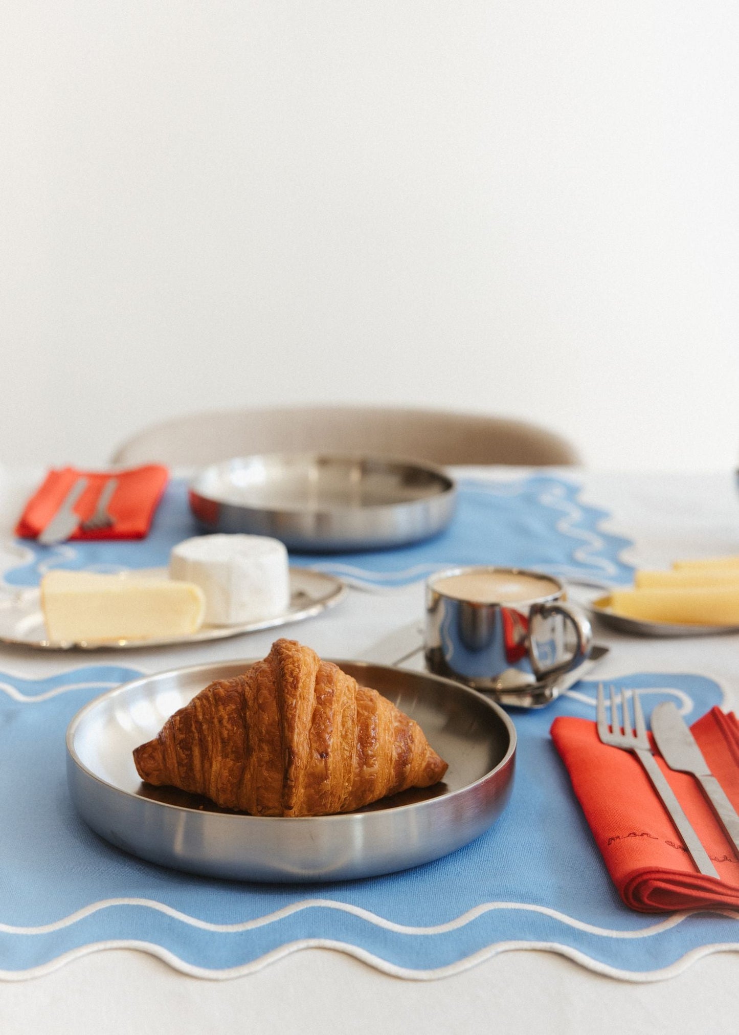 Set 2 Tovagliette in stoffa Azzurro con ricamo Bianco - "Wavy" Blue