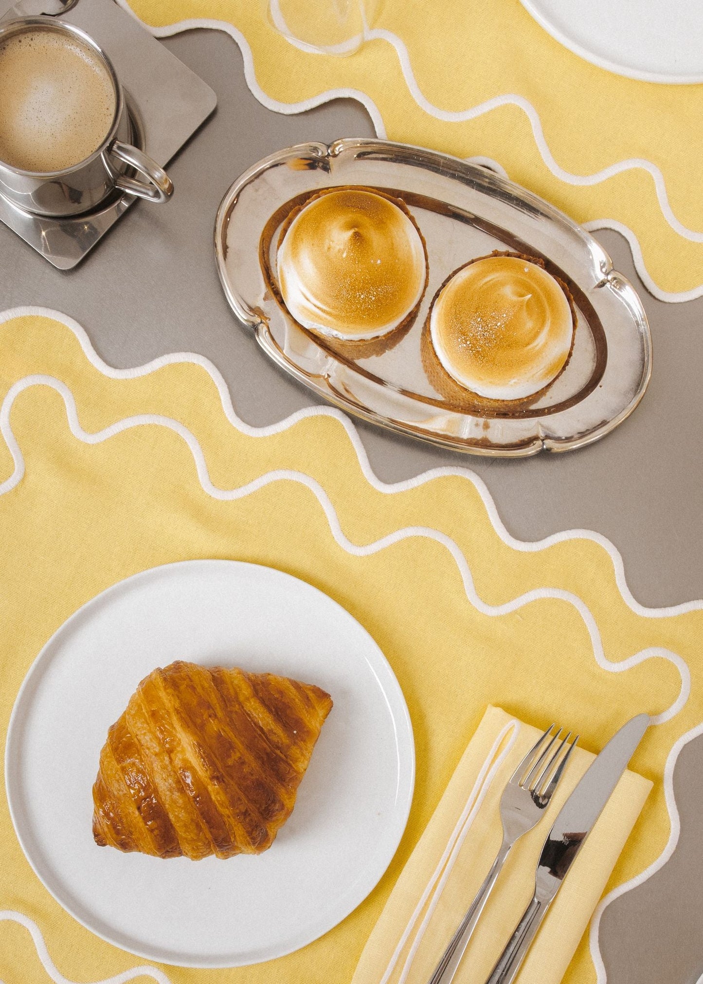 Set 2 Tovagliette in stoffa Giallo con ricamo Bianco - "Wavy" Giallo