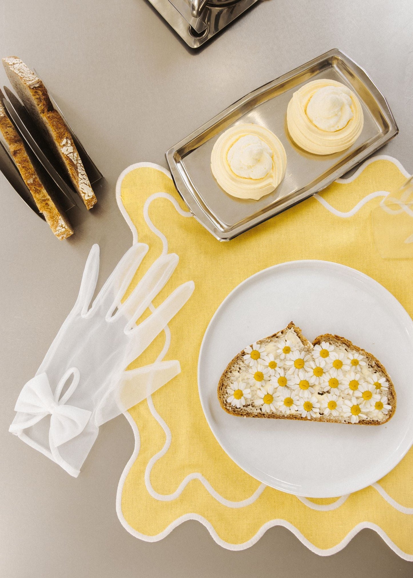 Set 2 Tovagliette in stoffa Giallo con ricamo Bianco - "Wavy" Giallo