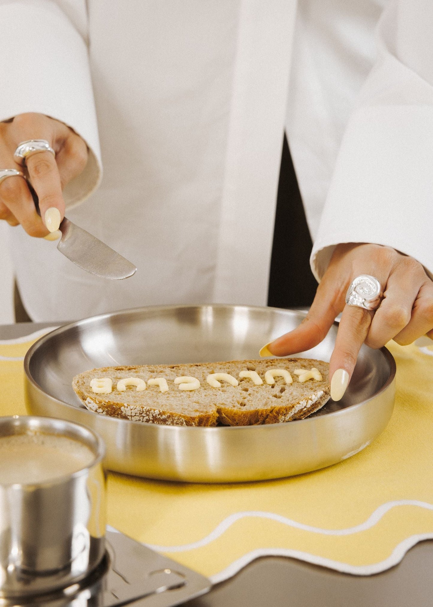 Set 2 Tovagliette in stoffa Giallo con ricamo Bianco - "Wavy" Giallo