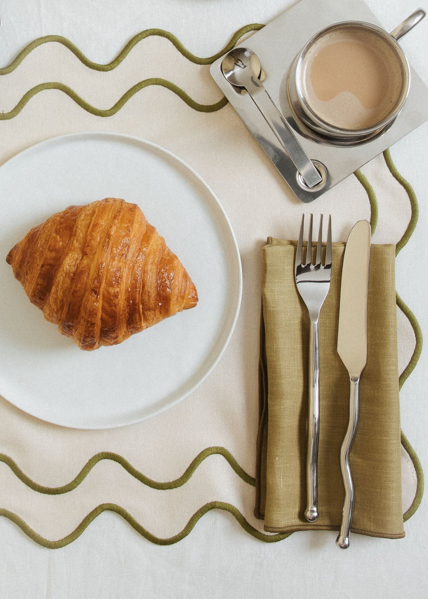 Set 2 Tovagliette in stoffa Beige con ricamo Verde - "Wavy" Beige