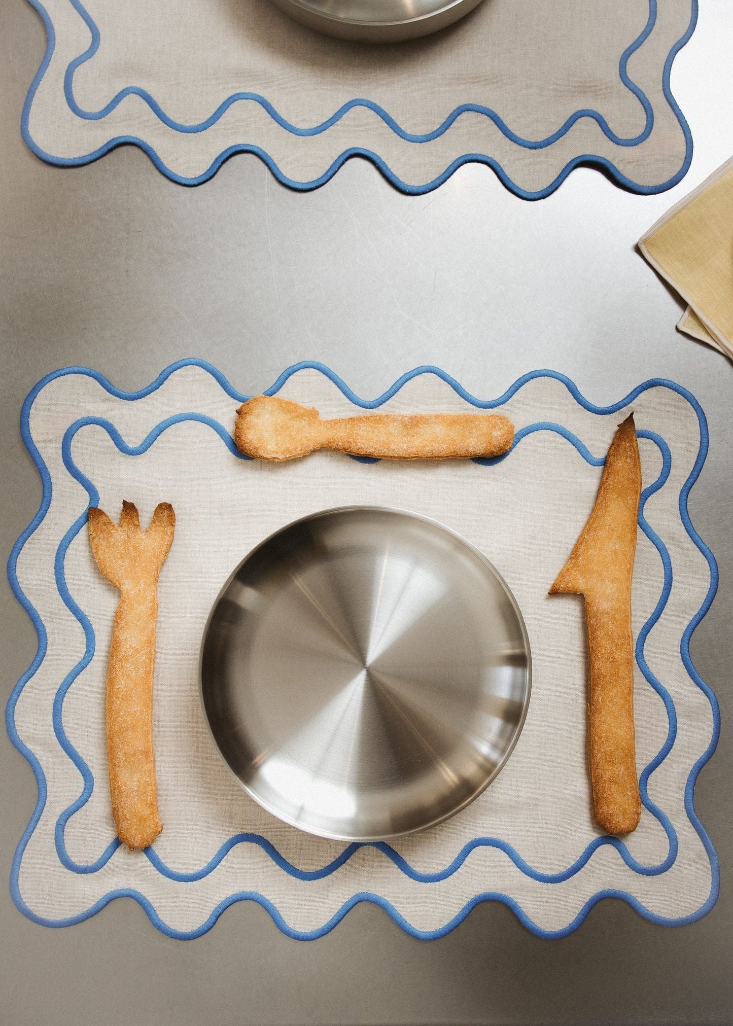 Set 2 Tovagliette in stoffa Beige con ricamo Azzurro - "Wavy" Beige