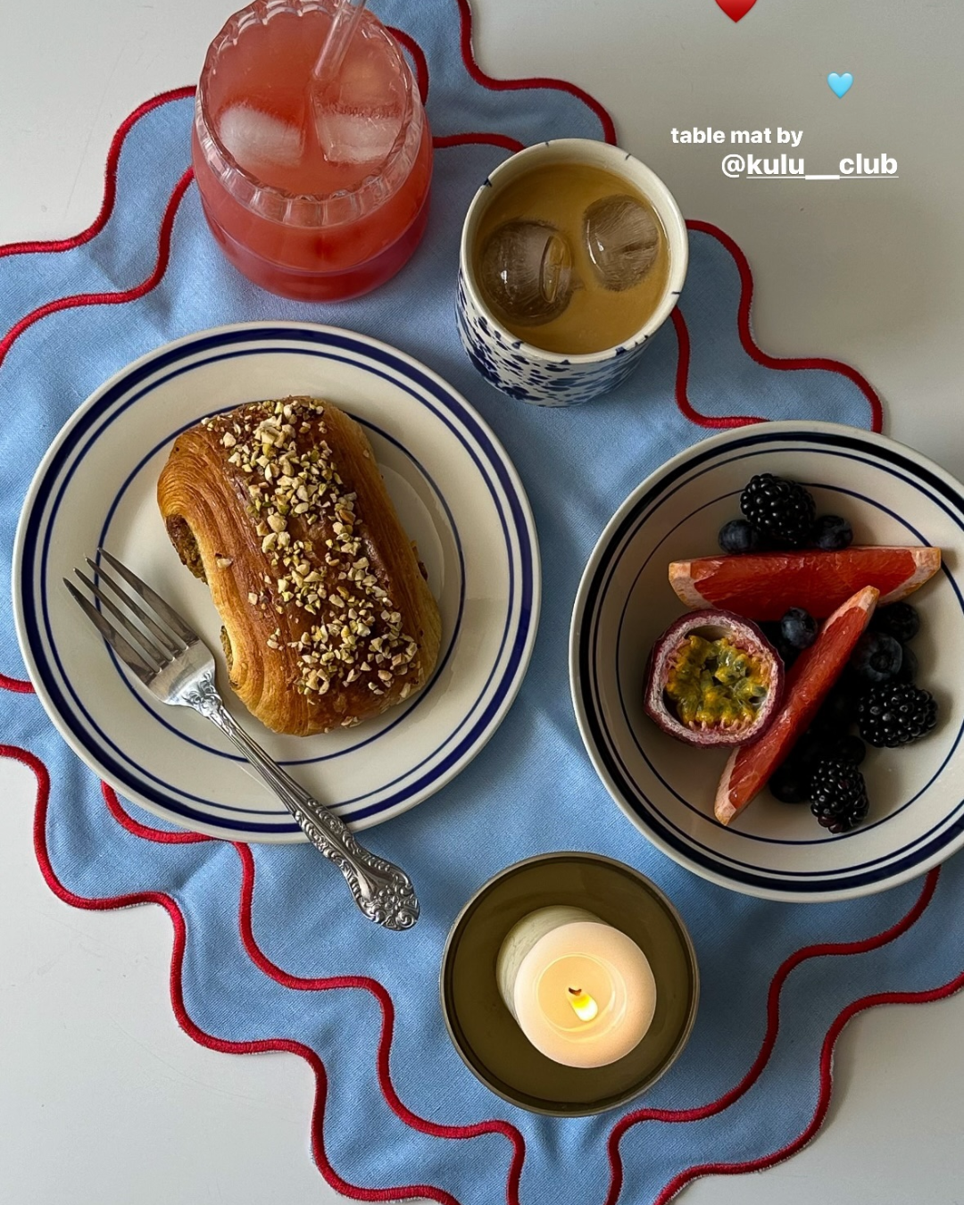 Set 2 Tovagliette in stoffa Azzurro con ricamo Rosso - "Wavy" Blue / Red