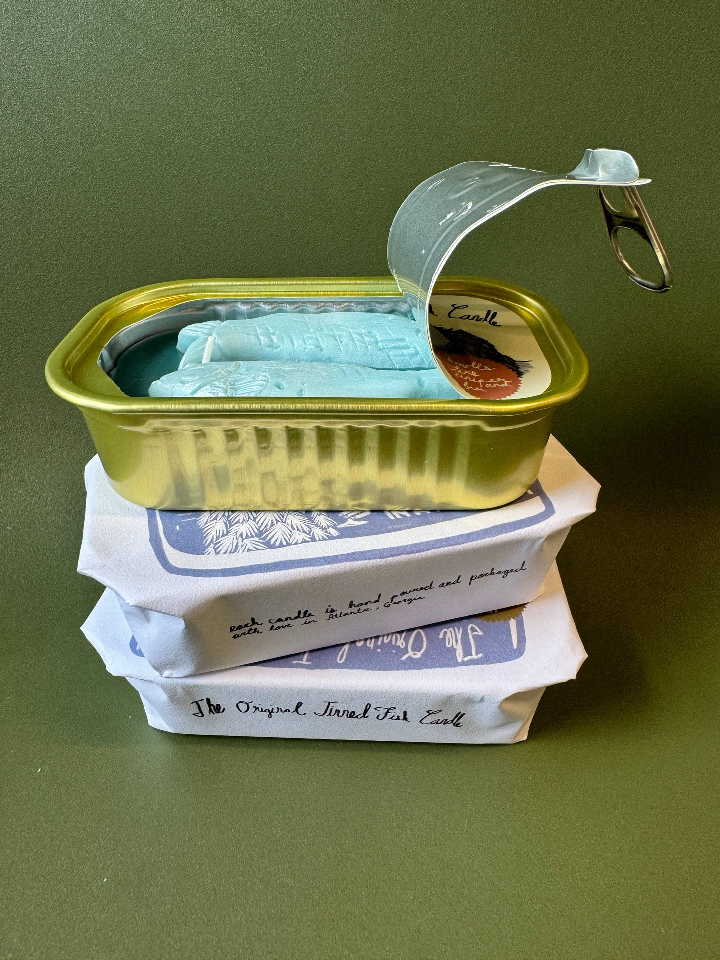 Candela a forma di pesce in scatola, motivo: ginepro e abete di Fraser