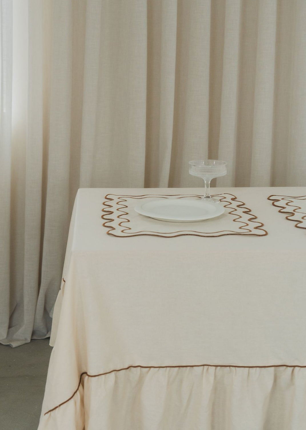 Set 2 Tovagliette in stoffa Beige con ricamo Marrone - "Wavy" Beige / Brown