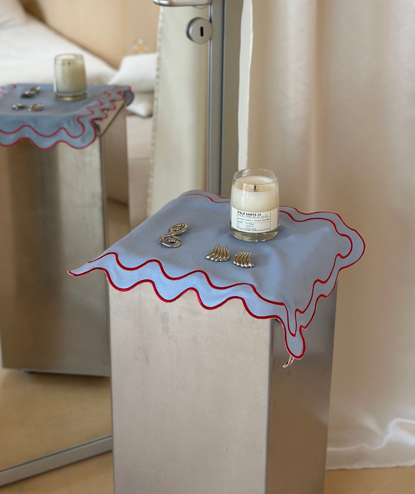 Set 2 Tovagliette in stoffa Azzurro con ricamo Rosso - "Wavy" Blue / Red