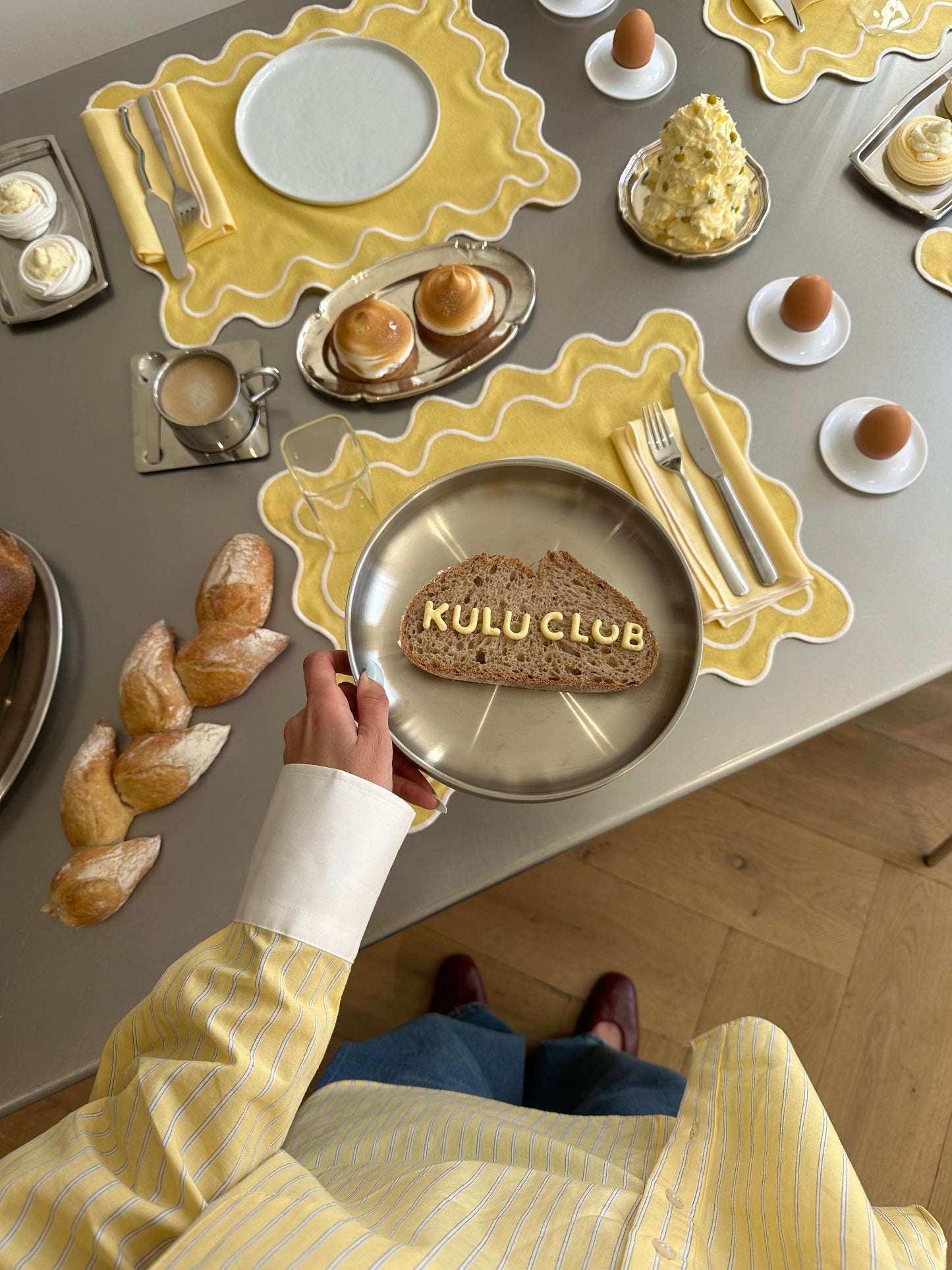 Set 2 Tovagliette in stoffa Giallo con ricamo Bianco - "Wavy" Giallo