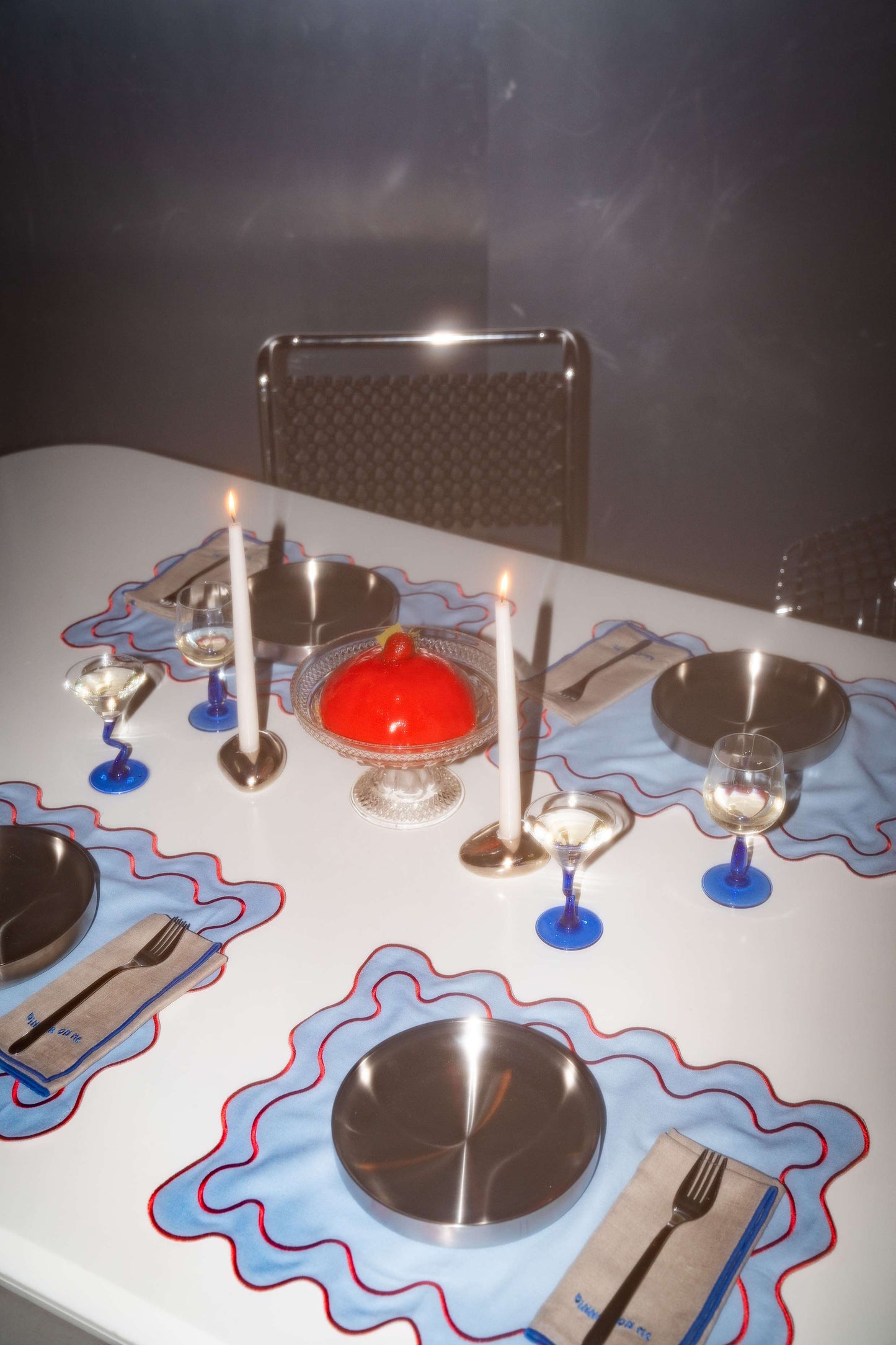 Set 2 Tovagliette in stoffa Azzurro con ricamo Rosso - "Wavy" Blue / Red