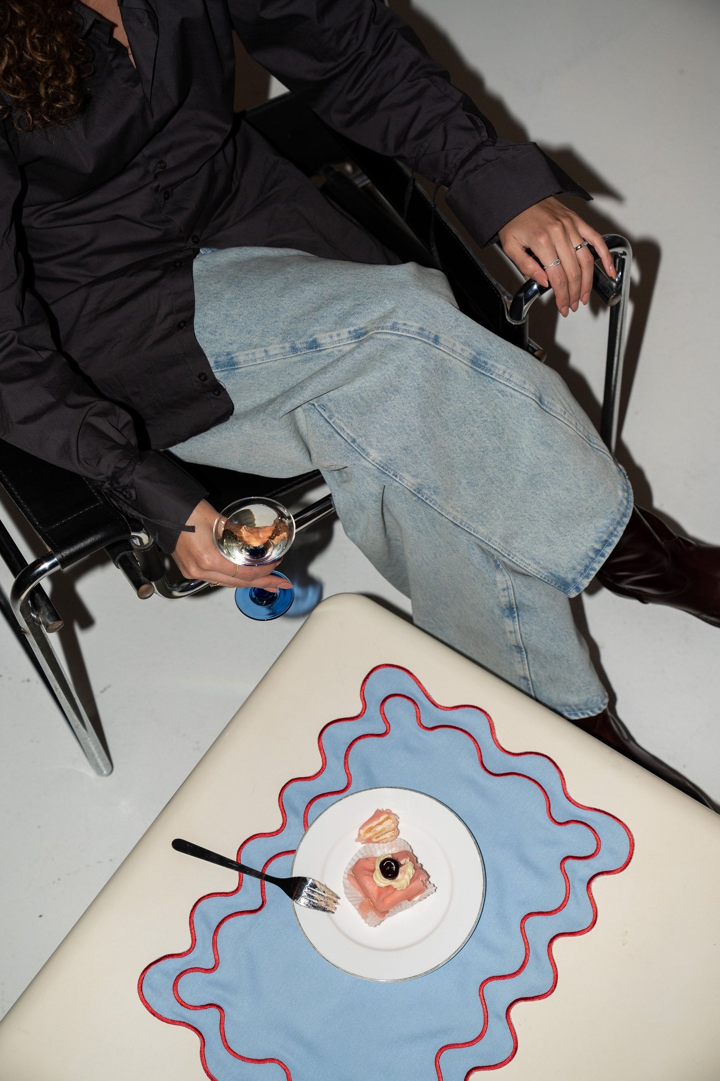 Set 2 Tovagliette in stoffa Azzurro con ricamo Rosso - "Wavy" Blue / Red