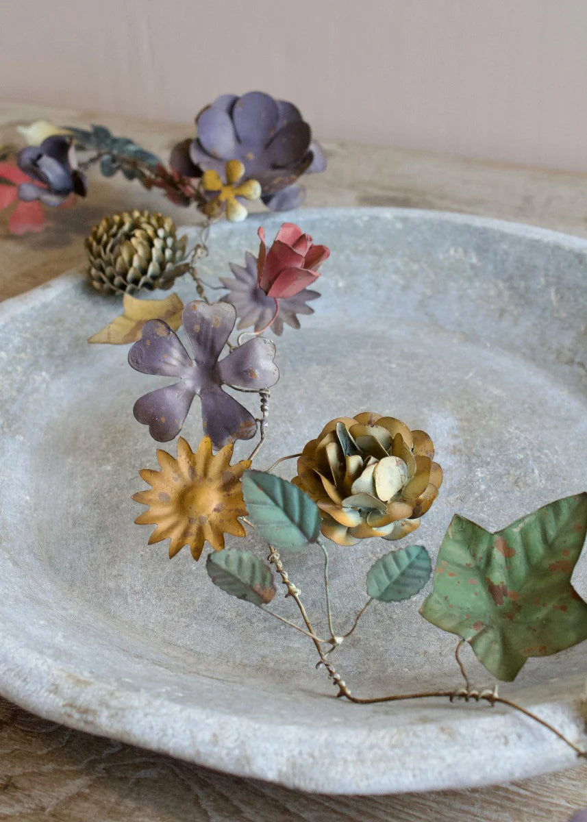 Ghirlanda con fiori colorati in metallo