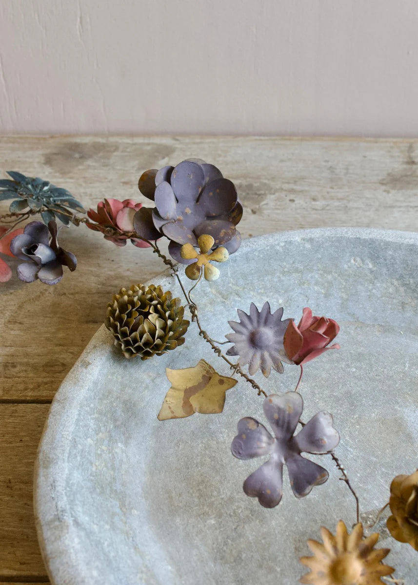 Ghirlanda con fiori colorati in metallo