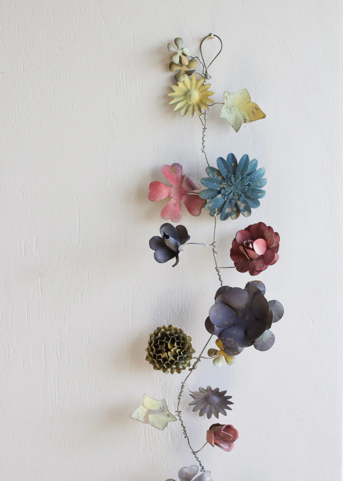 Ghirlanda con fiori colorati in metallo