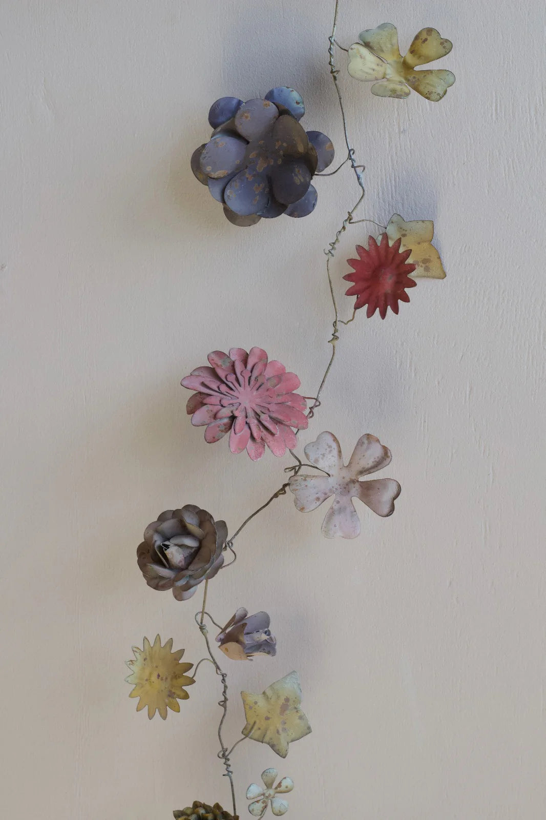 Ghirlanda con fiori colorati in metallo