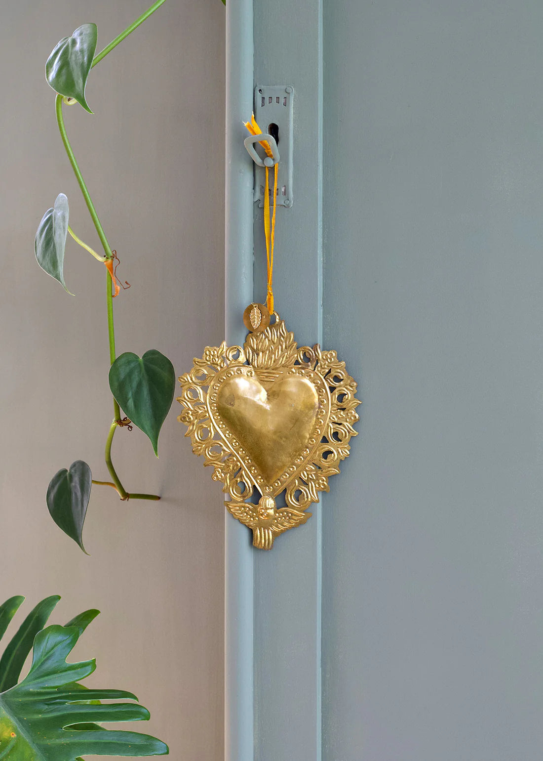 Cuore Sacro in ottone con angelo